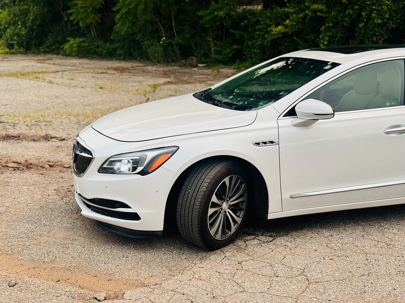 Buick LaCrosse Vehicle Full-screen Gallery Image 03