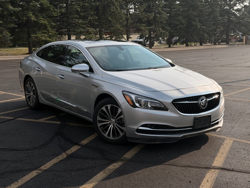Buick LaCrosse Vehicle Full-screen Gallery Image 01