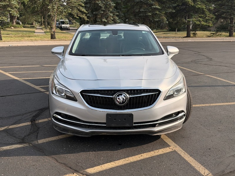 Buick LaCrosse Vehicle Full-screen Gallery Image 02