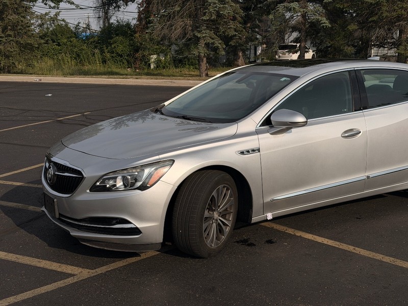 Buick LaCrosse Vehicle Full-screen Gallery Image 03