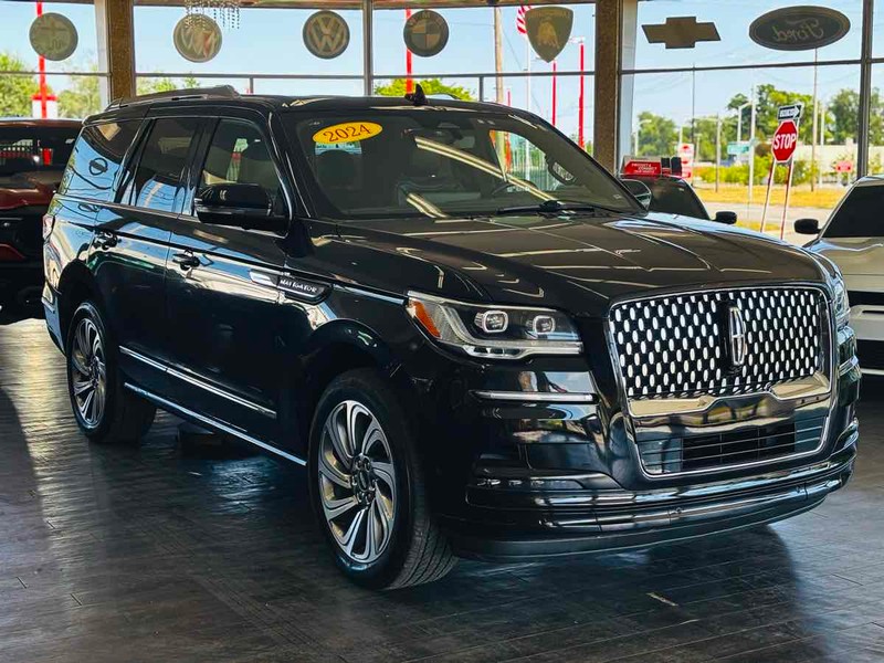 Lincoln Navigator Vehicle Full-screen Gallery Image 01