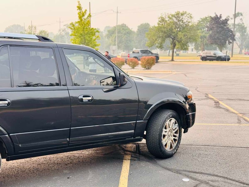 Ford Expedition Vehicle Full-screen Gallery Image 03