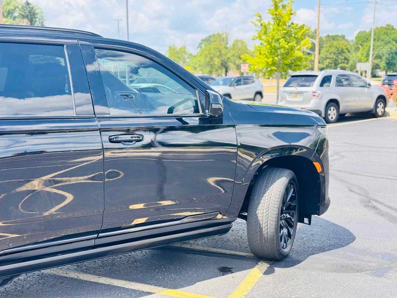 Cadillac Escalade Vehicle Full-screen Gallery Image 03
