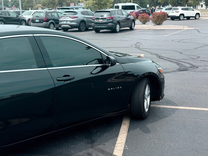Chevrolet Malibu Vehicle Full-screen Gallery Image 02