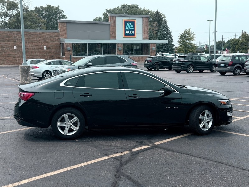 Chevrolet Malibu Vehicle Full-screen Gallery Image 03