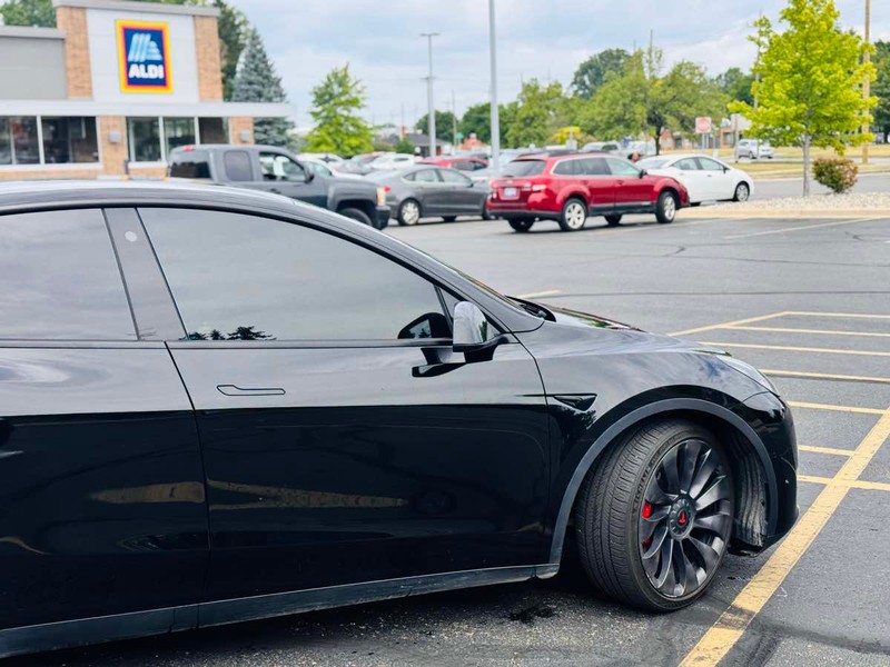 Tesla Model Y Vehicle Full-screen Gallery Image 03
