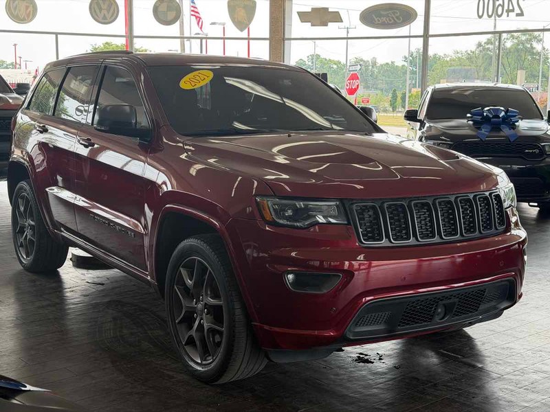 Jeep Grand Cherokee Vehicle Full-screen Gallery Image 01