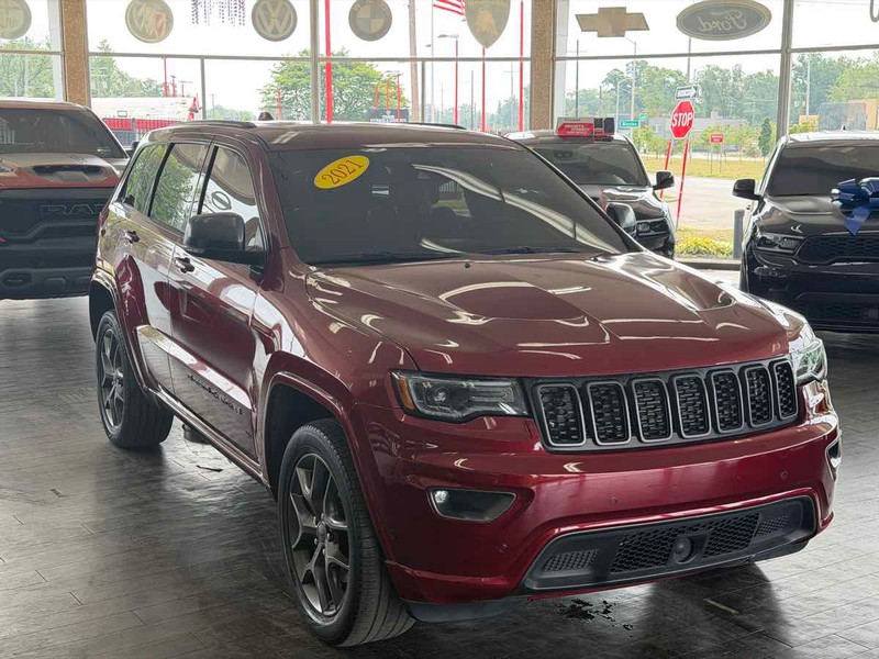 Jeep Grand Cherokee Vehicle Full-screen Gallery Image 03
