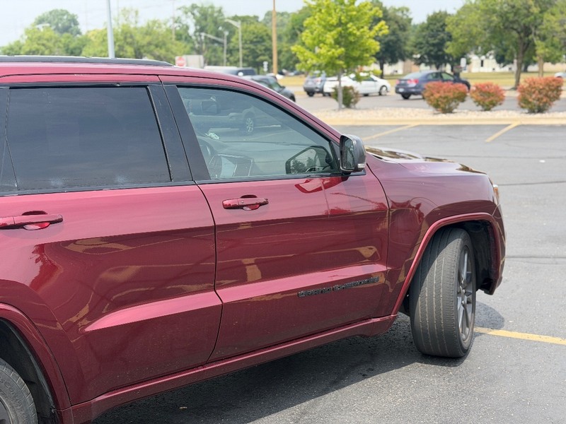 Jeep Grand Cherokee Vehicle Full-screen Gallery Image 03