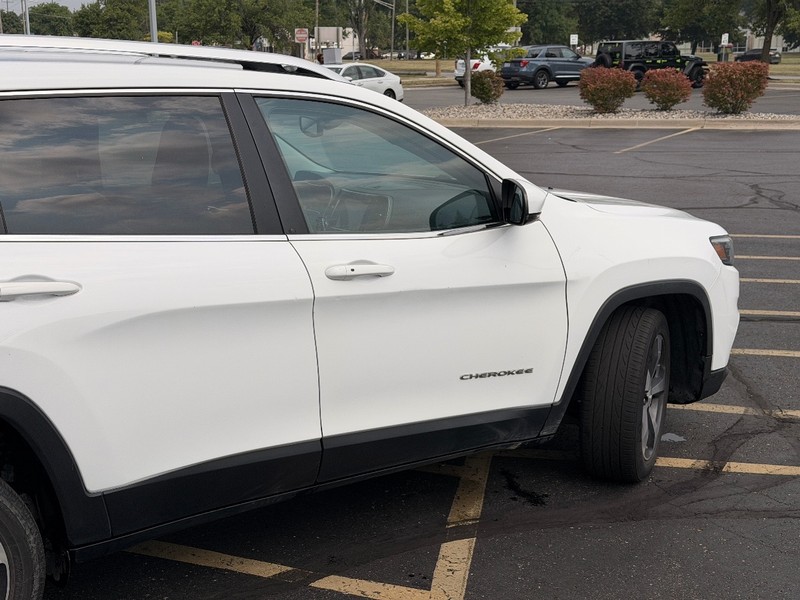 Jeep Cherokee Vehicle Full-screen Gallery Image 03