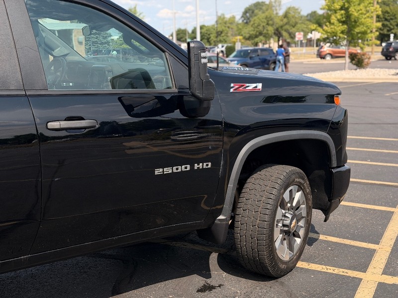 Chevrolet Silverado 2500HD Vehicle Full-screen Gallery Image 03
