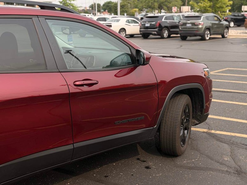 Jeep Cherokee Vehicle Full-screen Gallery Image 03