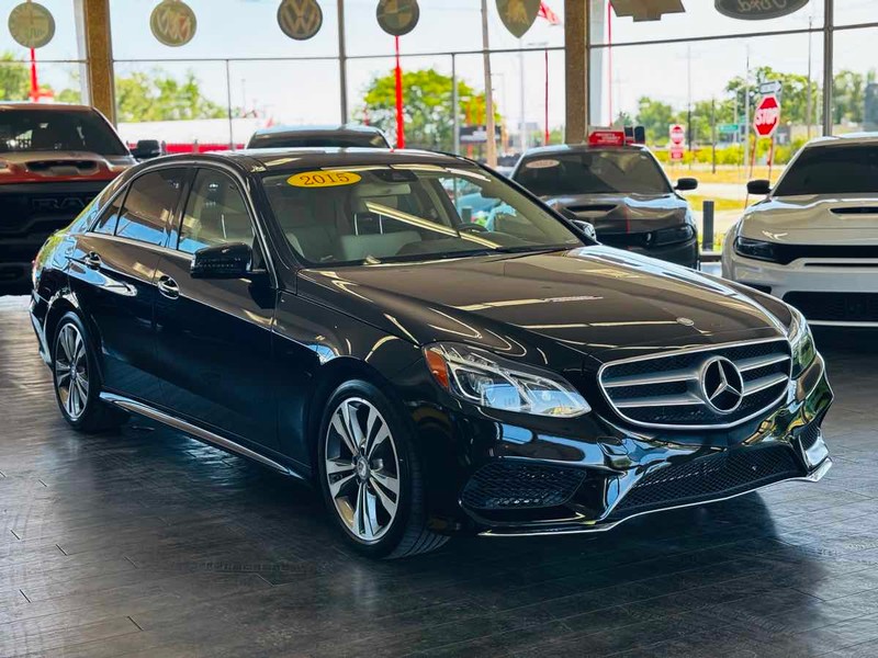 Mercedes-Benz E-Class Vehicle Full-screen Gallery Image 01