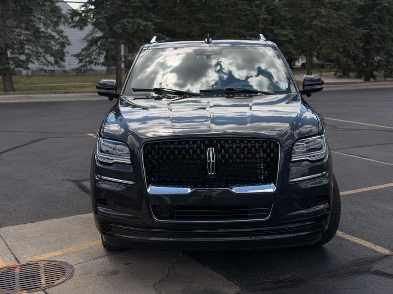 Lincoln Navigator Vehicle Full-screen Gallery Image 03