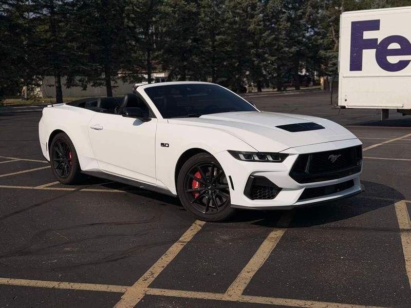 Ford Mustang Vehicle Full-screen Gallery Image 01