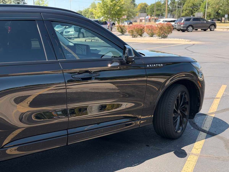 Lincoln Aviator Vehicle Full-screen Gallery Image 03