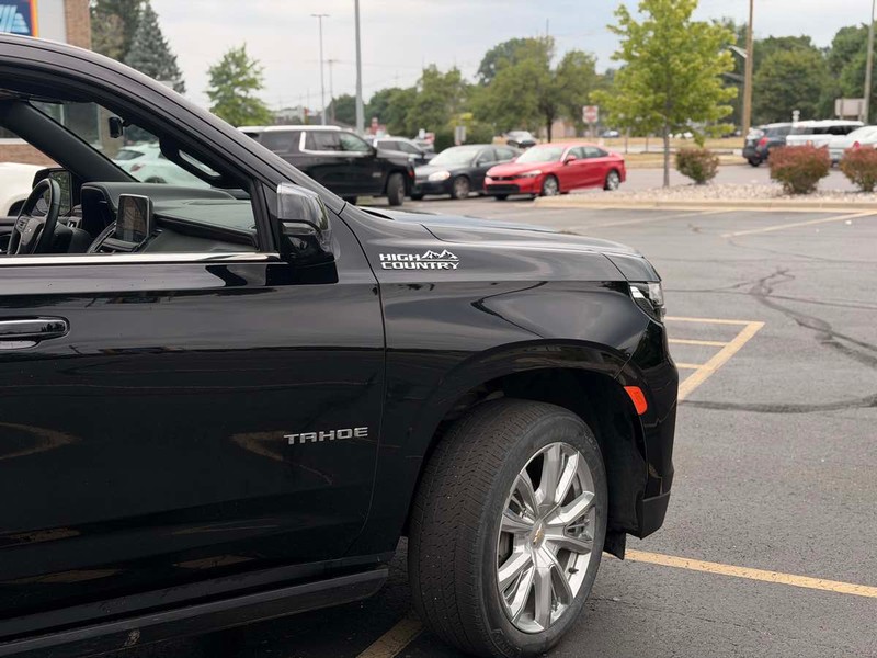 Chevrolet Tahoe Vehicle Full-screen Gallery Image 03