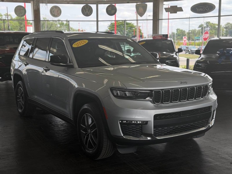 Jeep Grand Cherokee L Vehicle Full-screen Gallery Image 01