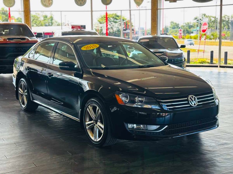 Volkswagen Passat Vehicle Full-screen Gallery Image 01