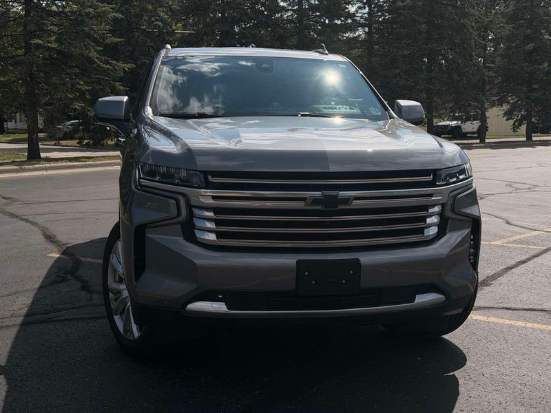 Chevrolet Suburban Vehicle Full-screen Gallery Image 01