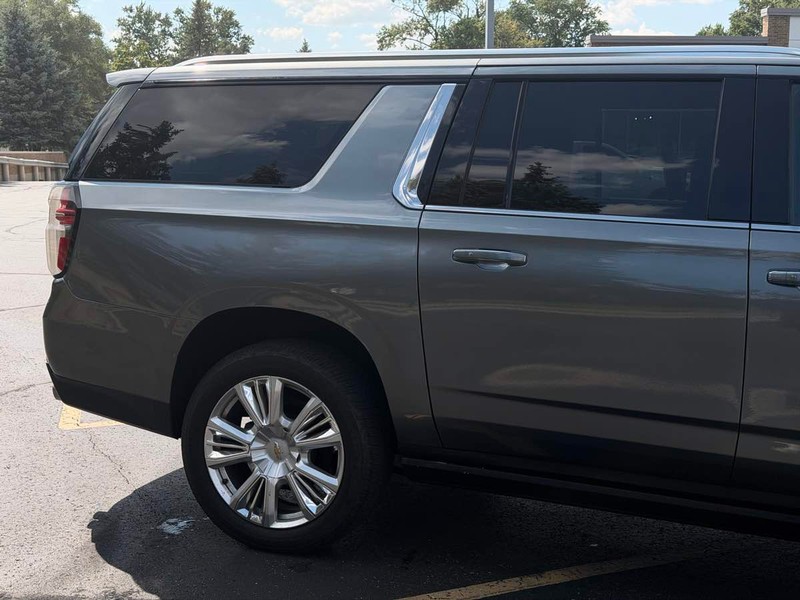 Chevrolet Suburban Vehicle Full-screen Gallery Image 03