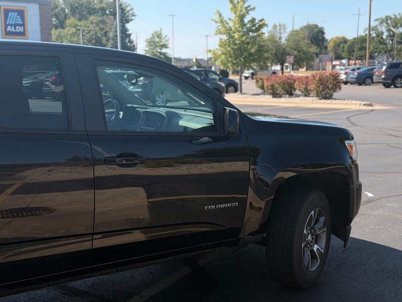 Chevrolet Colorado Vehicle Full-screen Gallery Image 03
