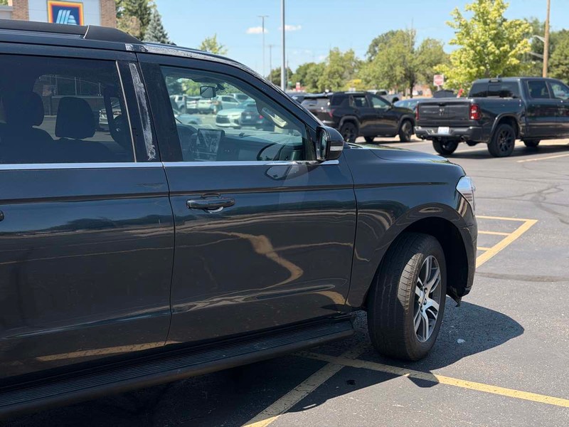 Ford Expedition Max Vehicle Full-screen Gallery Image 03