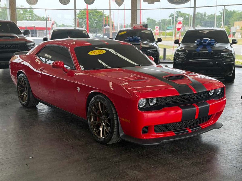 Dodge Challenger Vehicle Full-screen Gallery Image 01