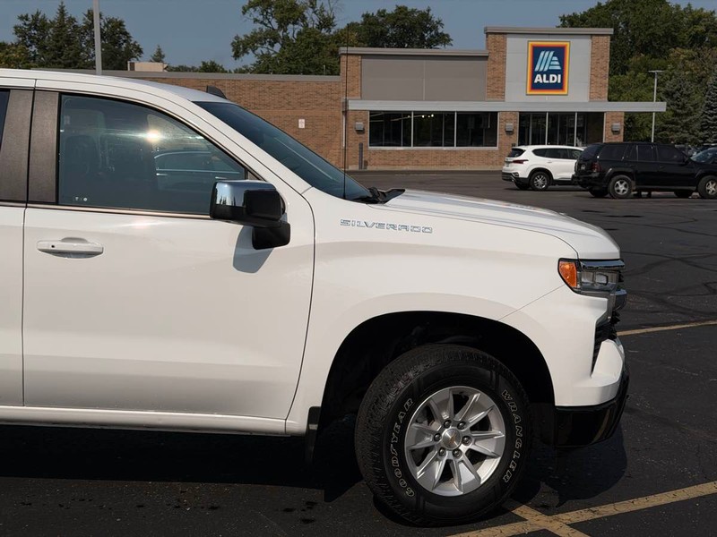 Chevrolet Silverado 1500 Vehicle Full-screen Gallery Image 02