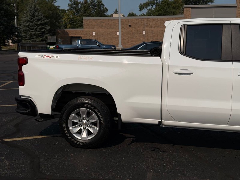 Chevrolet Silverado 1500 Vehicle Full-screen Gallery Image 03
