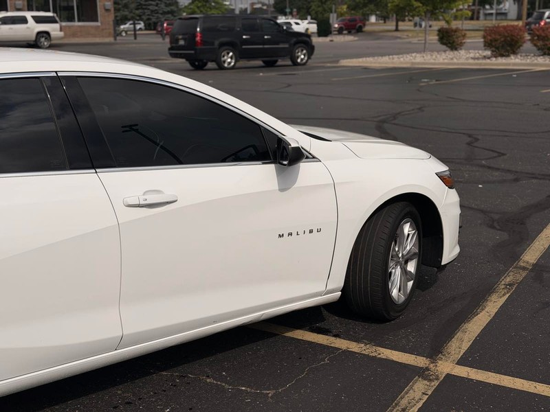 Chevrolet Malibu Vehicle Full-screen Gallery Image 02
