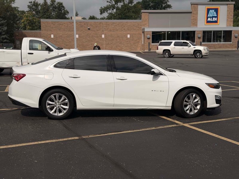 Chevrolet Malibu Vehicle Full-screen Gallery Image 03