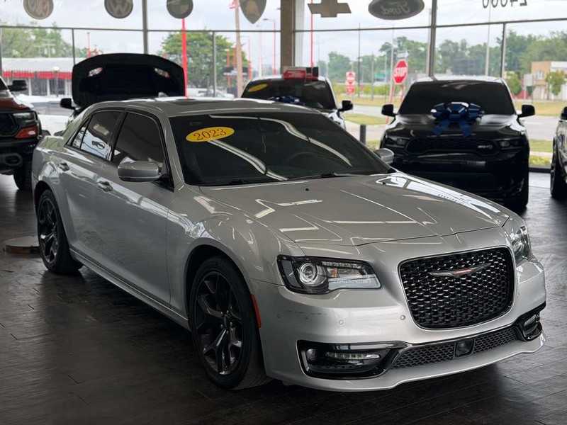 Chrysler 300 Vehicle Full-screen Gallery Image 01