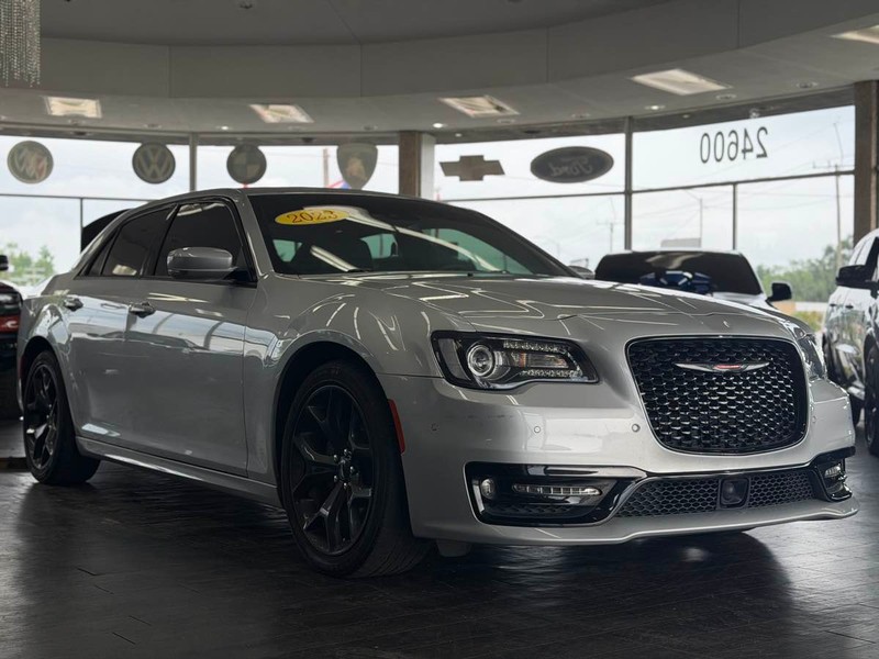 Chrysler 300 Vehicle Full-screen Gallery Image 03