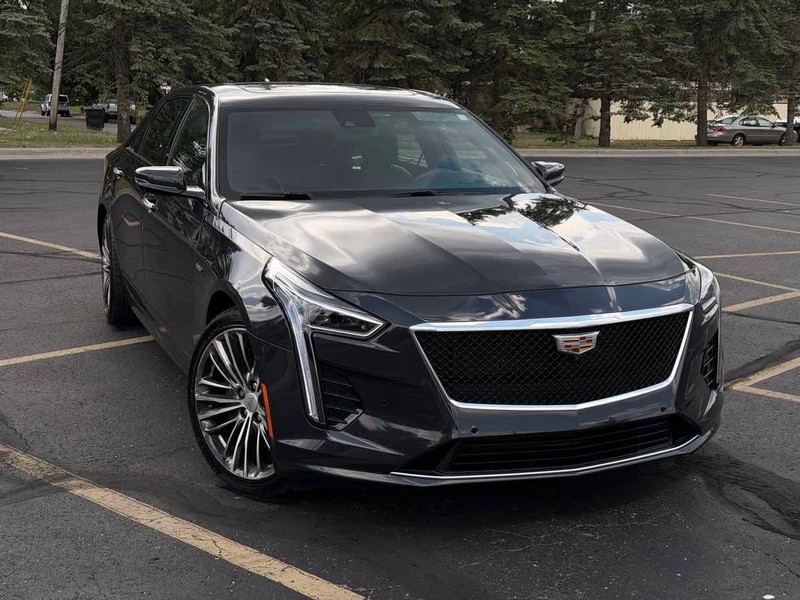 Cadillac CT6-V Vehicle Full-screen Gallery Image 01