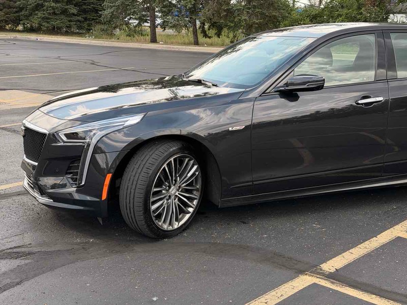 Cadillac CT6-V Vehicle Full-screen Gallery Image 03