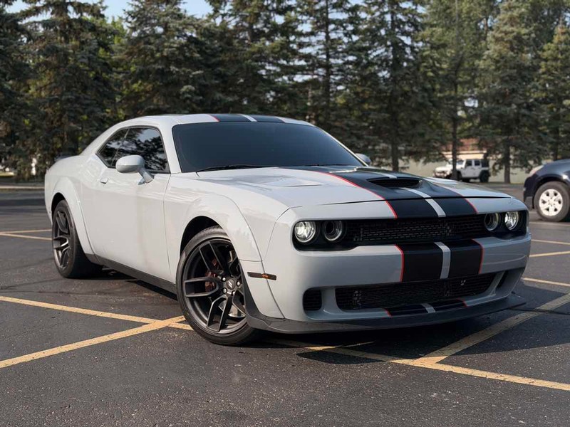 Dodge Challenger Vehicle Full-screen Gallery Image 01