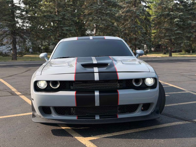 Dodge Challenger Vehicle Full-screen Gallery Image 02