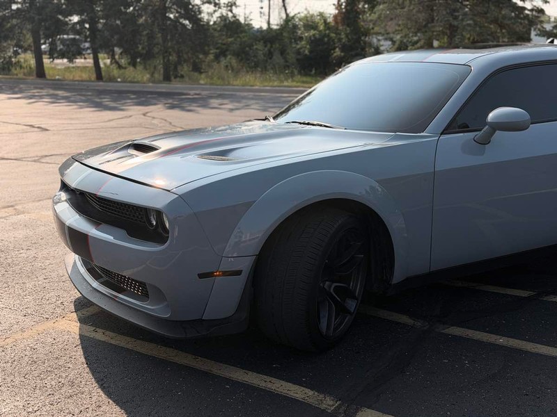 Dodge Challenger Vehicle Full-screen Gallery Image 03