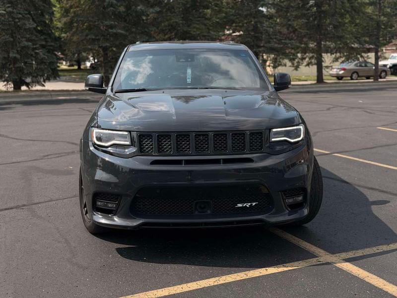Jeep Grand Cherokee Vehicle Full-screen Gallery Image 02