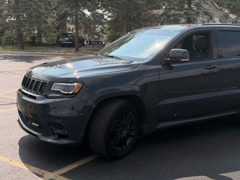 Jeep Grand Cherokee Vehicle Full-screen Gallery Image 03