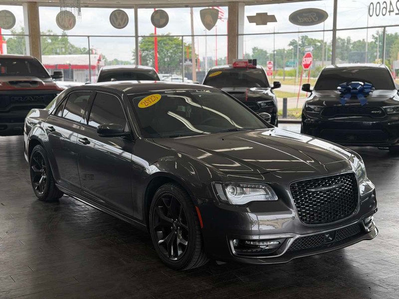 Chrysler 300 Vehicle Full-screen Gallery Image 01