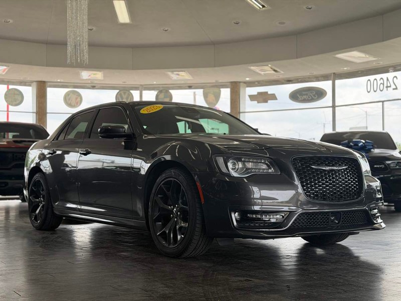 Chrysler 300 Vehicle Full-screen Gallery Image 03