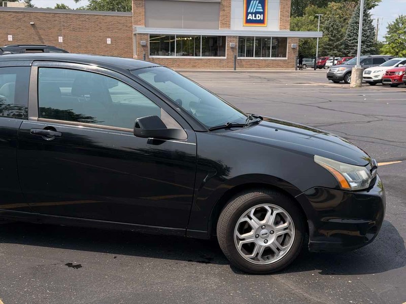 Ford Focus Coupe Vehicle Full-screen Gallery Image 03