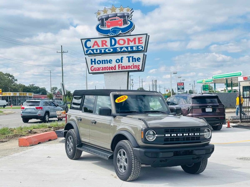 Ford Bronco Vehicle Full-screen Gallery Image 01