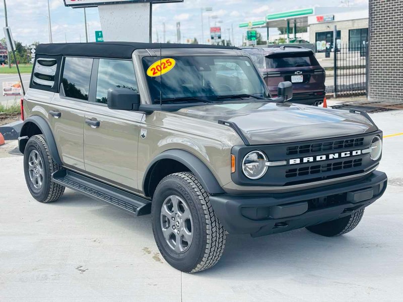 Ford Bronco Vehicle Full-screen Gallery Image 02