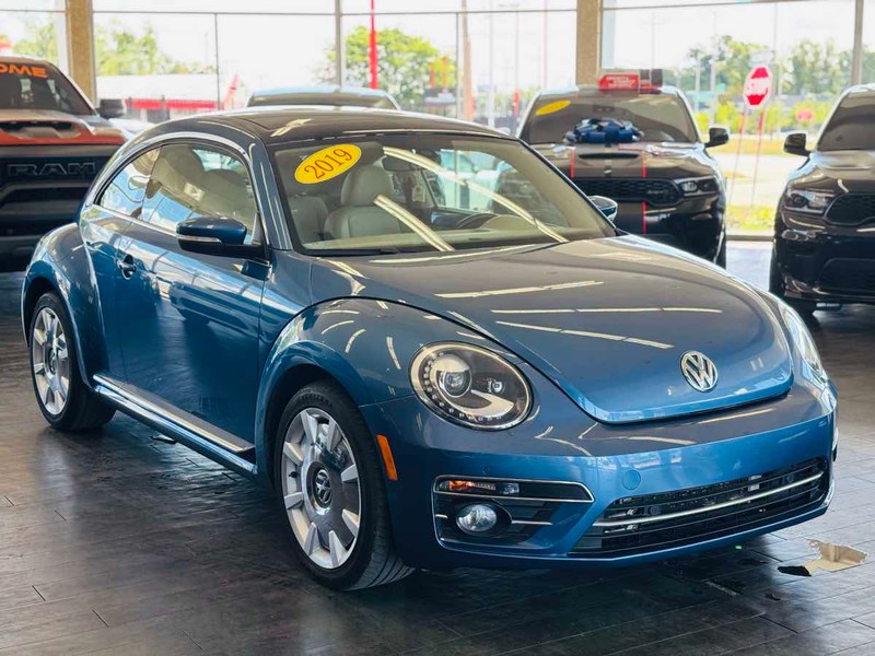 Volkswagen Beetle Vehicle Full-screen Gallery Image 01