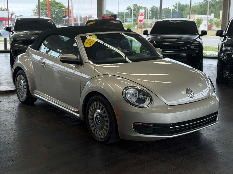 Volkswagen Beetle Convertible Vehicle Full-screen Gallery Image 01