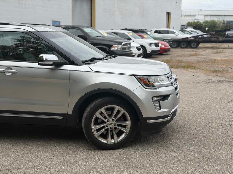Ford Explorer Vehicle Full-screen Gallery Image 03