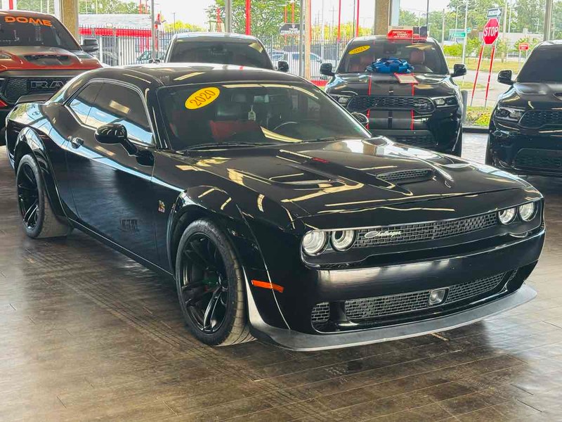 Dodge Challenger Vehicle Full-screen Gallery Image 01